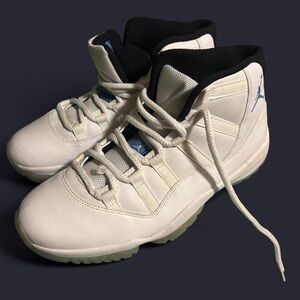 AUTHENTIC Air Jordan 11 "Legend Blue"